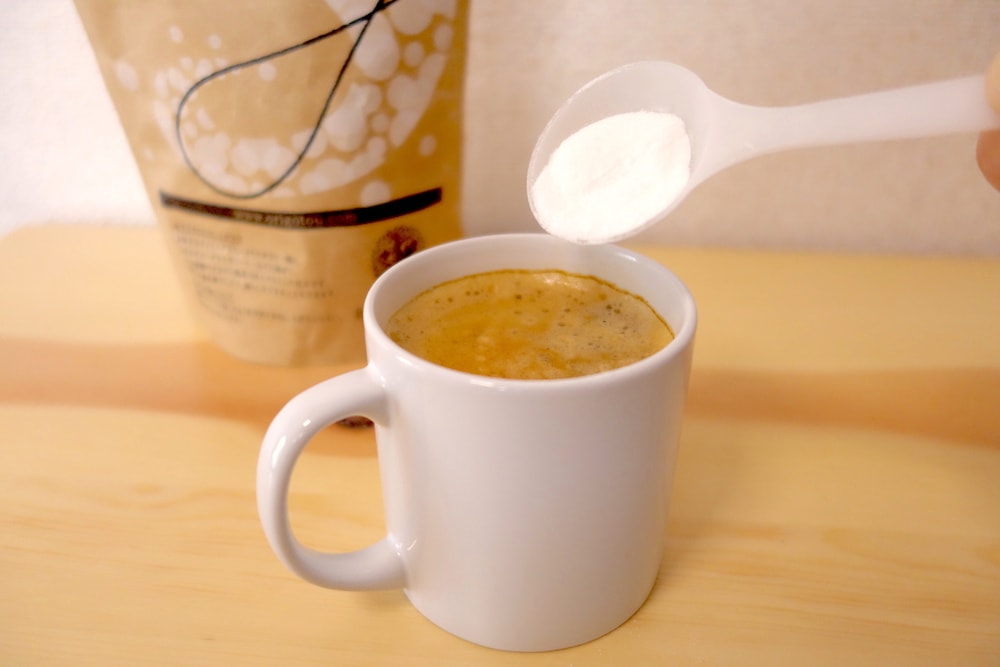 オリゴ糖をコーヒーに入れている写真